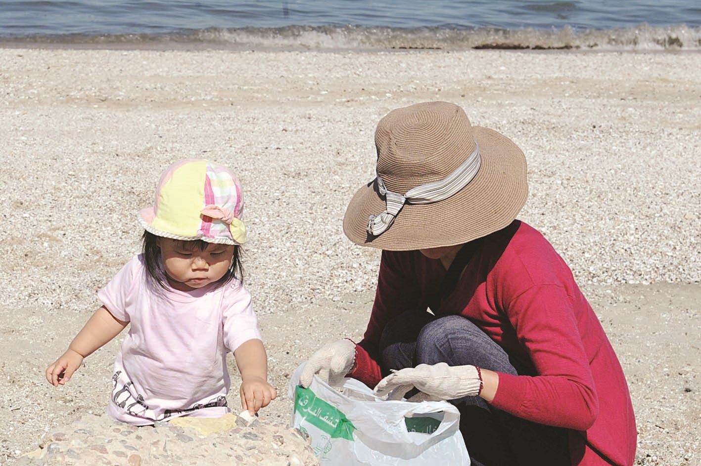 الصغار والكبار تعاونوا لجمع المهملات