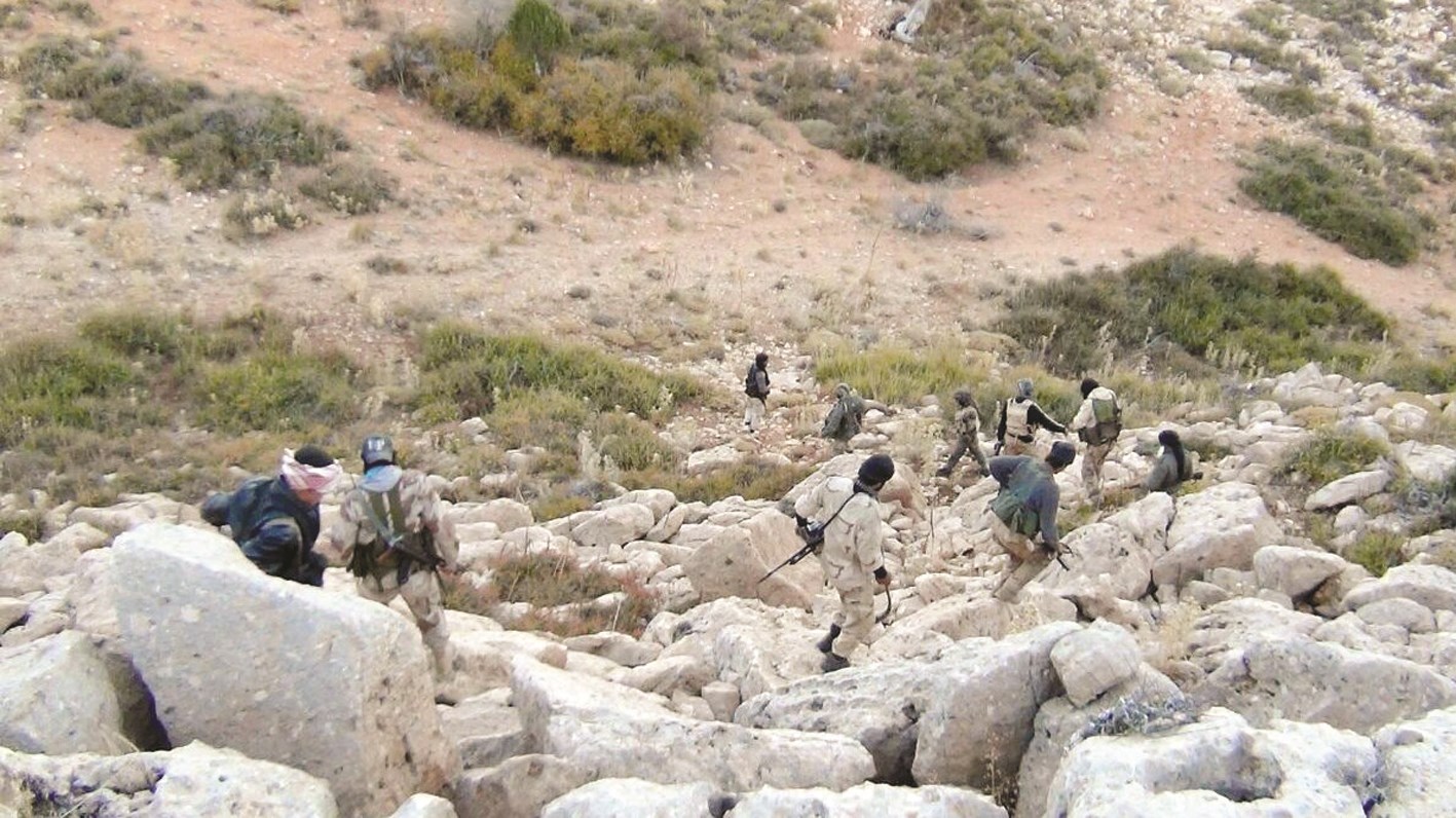 u0645u0642u0627u062au0644u0648u0646 u0645u0646 u0627u0644u0645u0639u0627u0631u0636u0629 u0627u0644u0633u0648u0631u064au0629 u064au0646u0632u0644u0648u0646 u0645u0646 u0639u0644u0649 u062cu0627u0646u0628 u062cu0628u0644 u0627u0644u0642u0644u0645u0648u0646 u0639u0644u0649 u0627u0644u062du062fu0648u062f u0627u0644u0644u0628u0646u0627u0646u064au0629 - u0627u0644u0633u0648u0631u064au0629 (u0627 u0641 u0628)