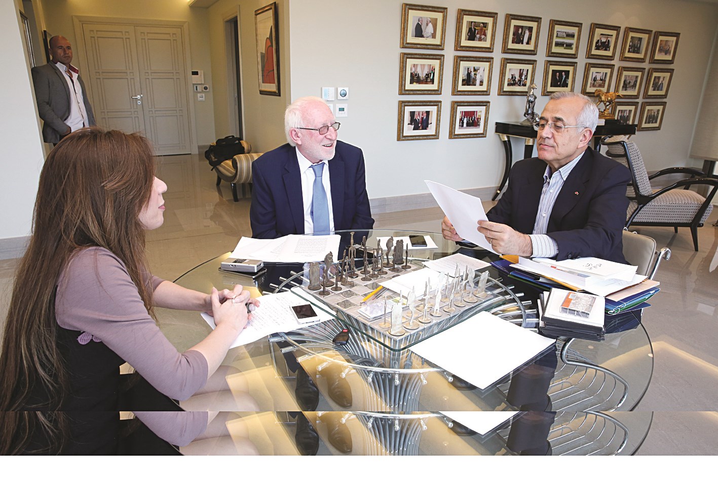 الرئيس سليمان متحدثاً إلى الزميلين وسام أبو حرفوش وليندا عازار