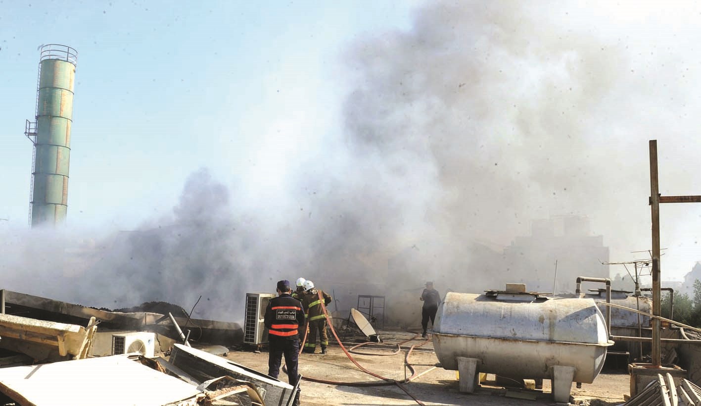 الدخان غطّى المنطقة المحيطة بالحريق         (تصوير زكريا عطية)