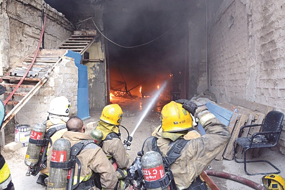 مواجهة بين رجال الإطفاء ... وألسنة اللهب