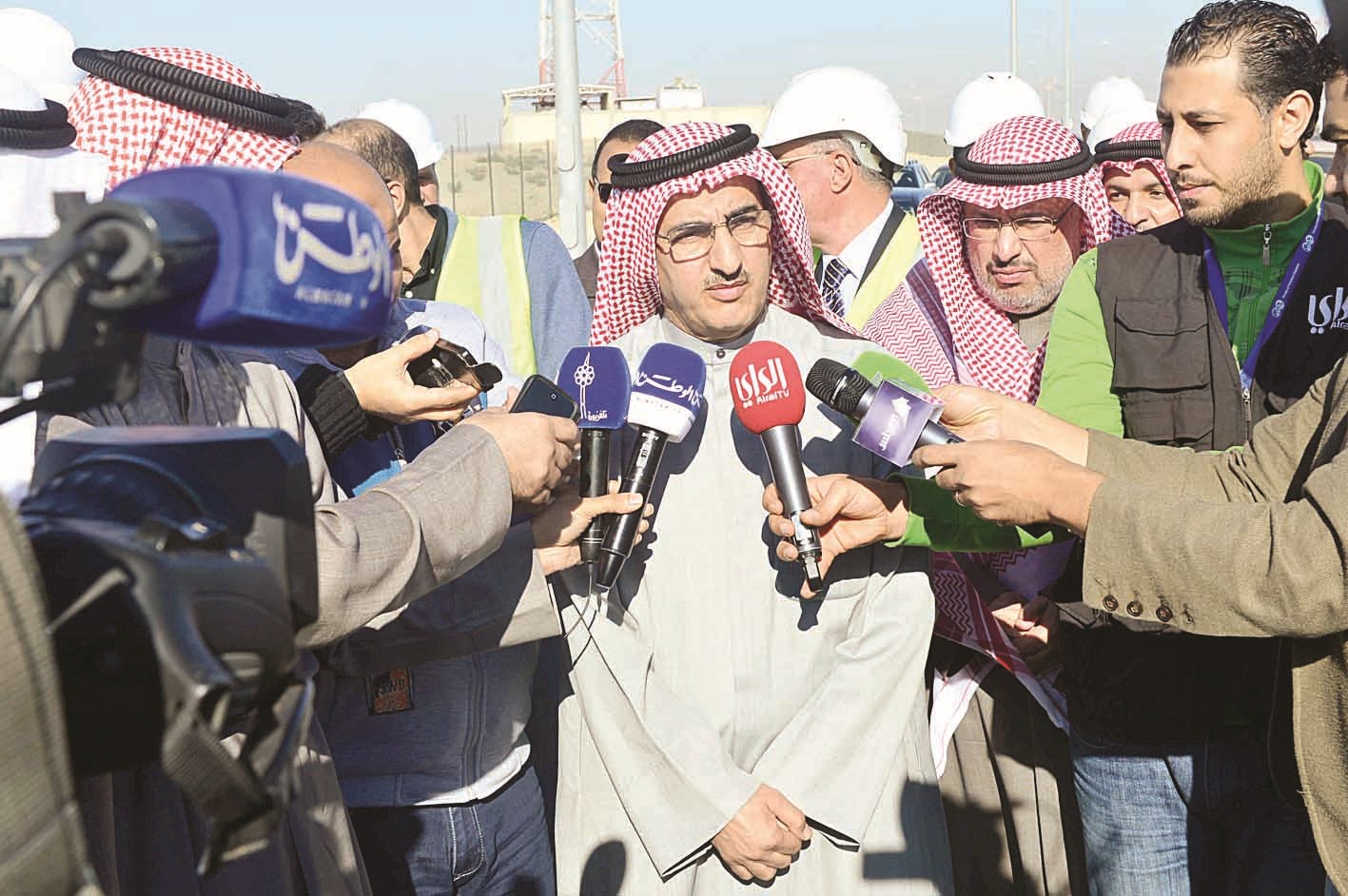 ... ومتحدثاً للصحافيين