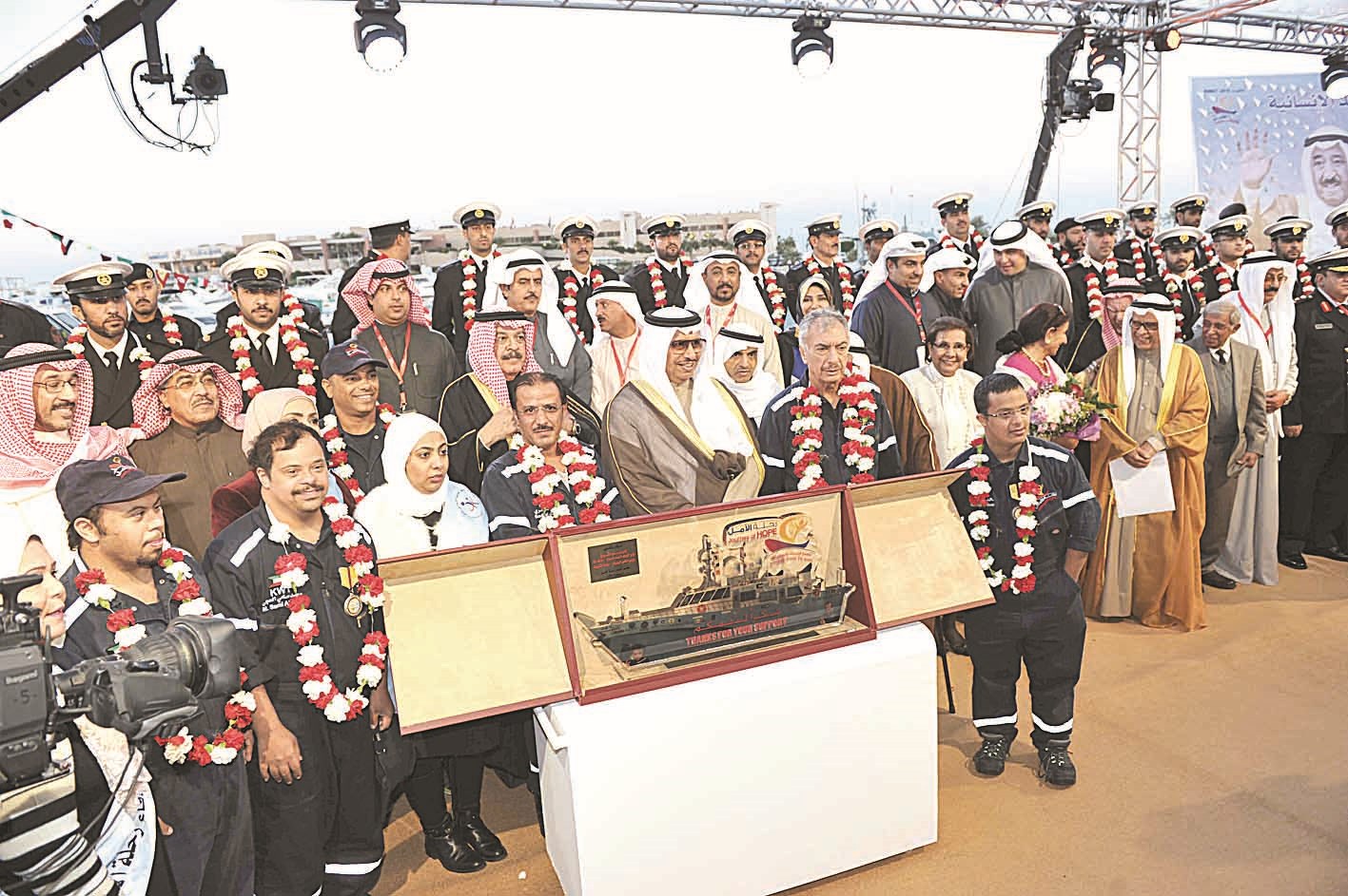 درع تكريمية للمبارك من أعضاء الرحلة (تصوير نور هنداوي)