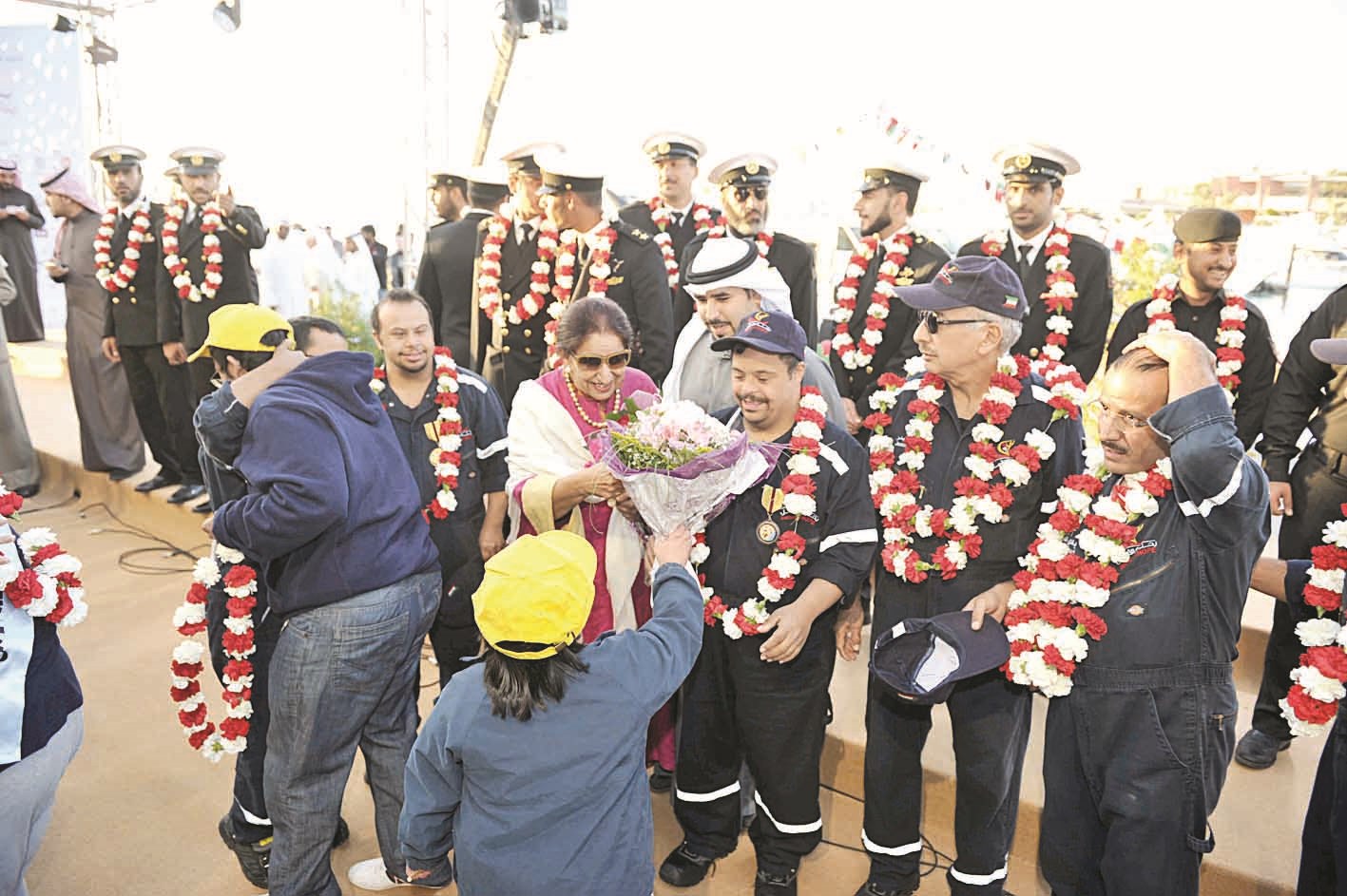 الورود طوّقت أعناق العائدين