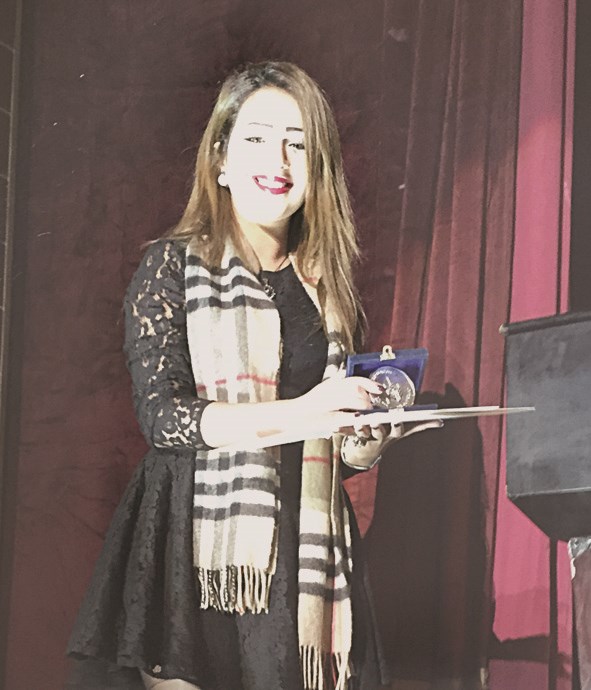 فاطمة القلاف حاملة جائزتها