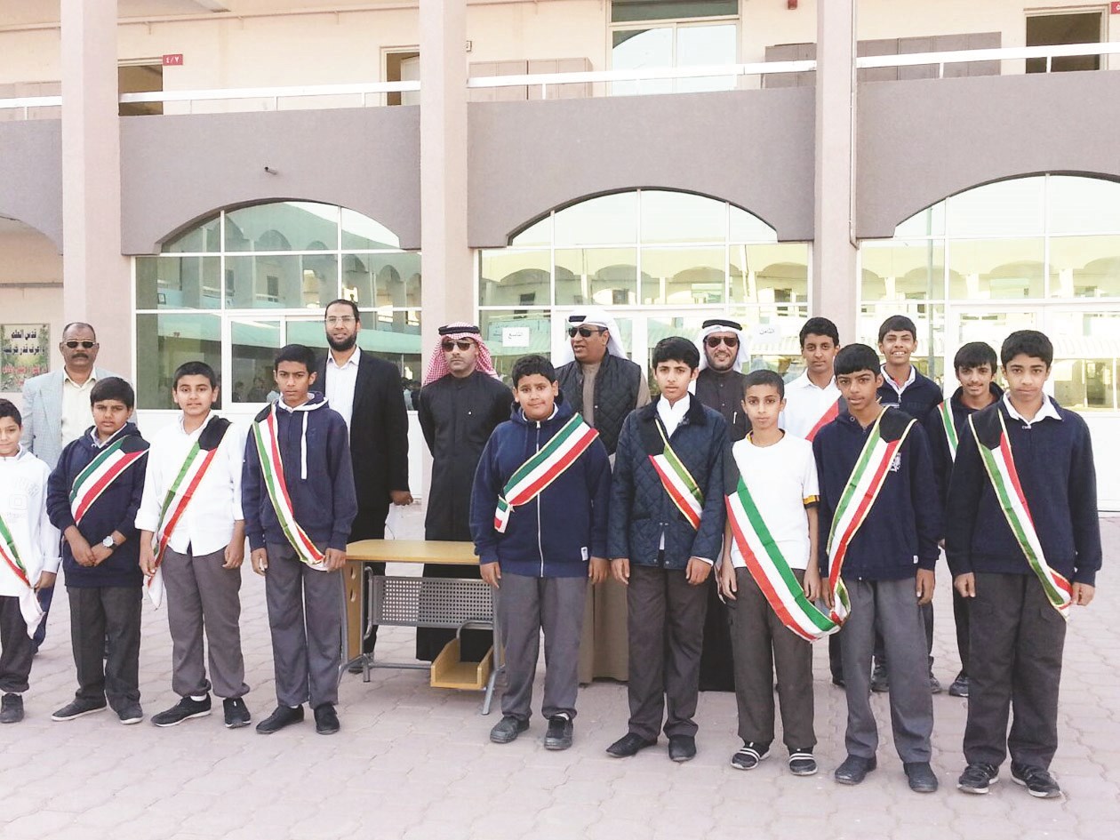 إدارة المدرسة مع الطلاب