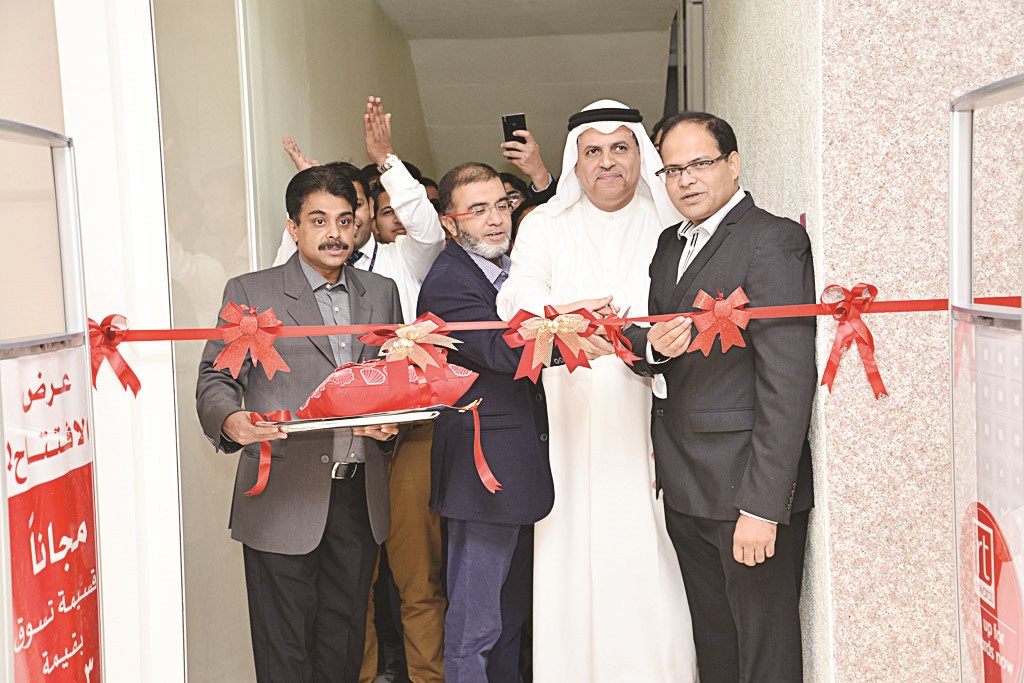 قص شريط الافتتاح