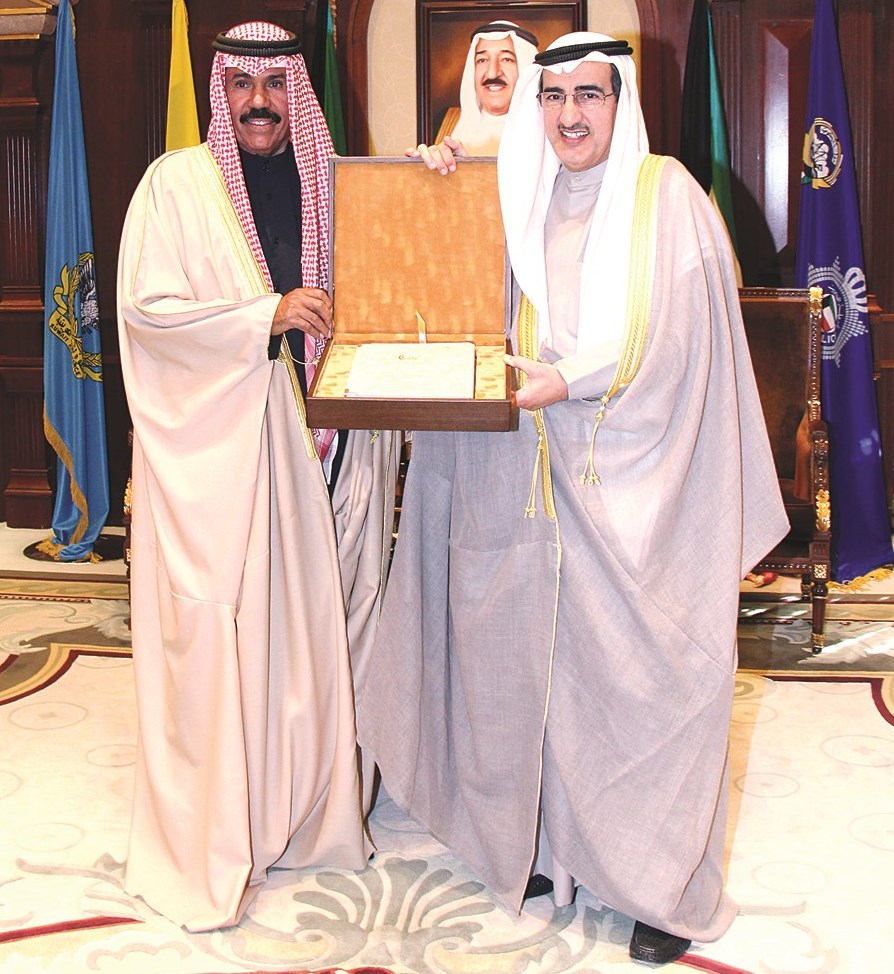 ولي العهد يتسلم من الإبراهيم الدليل الإحصائي لمشاريع «الأشغال»