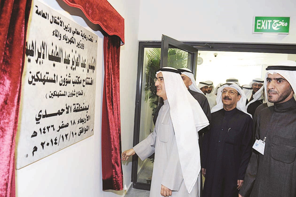 ... ويزيح الستارعن اللّوحة التذكارية (تصوير زكريا عطية)