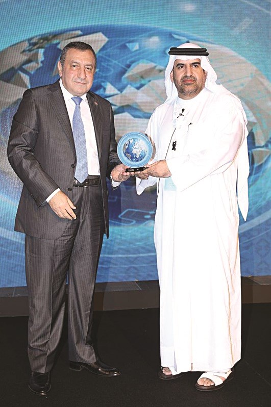 عصام شرف ... مكرماً