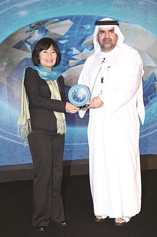 ... ومشاركة تتلقى الدرع التذكارية