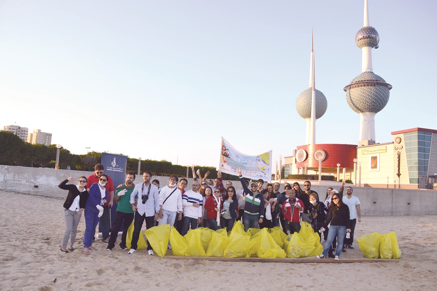 فريق العمل في لقطة جماعية