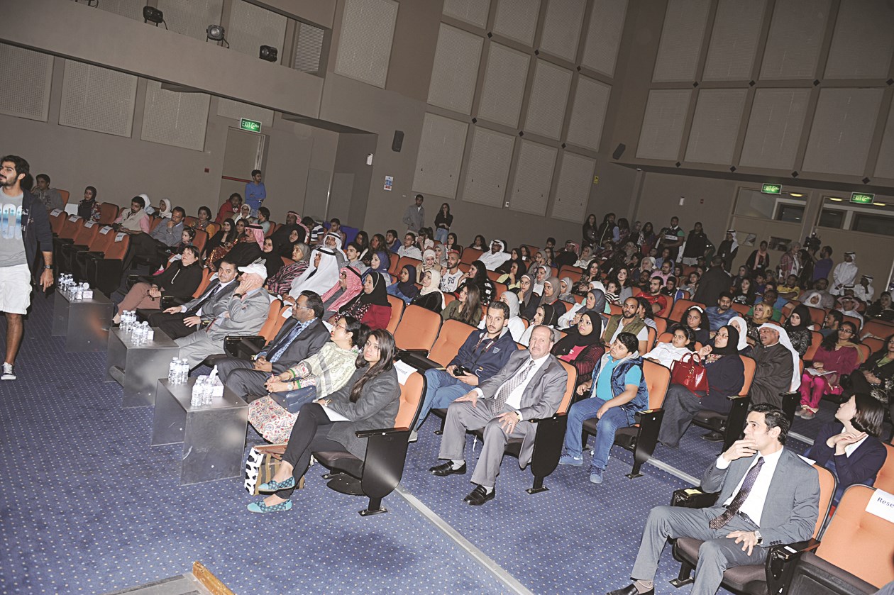 متابعة من الحضور لأنشطة الطلبة