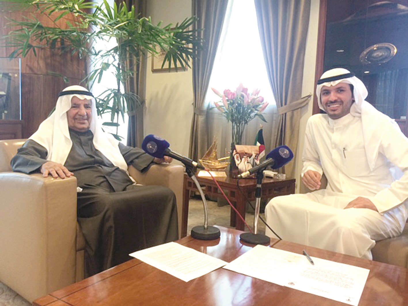 علي الغانم متحدثاً للزميل حمد السهيل