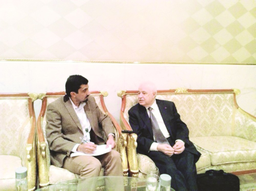 أبو غزالة متحدثاً للزميل غانم السليماني