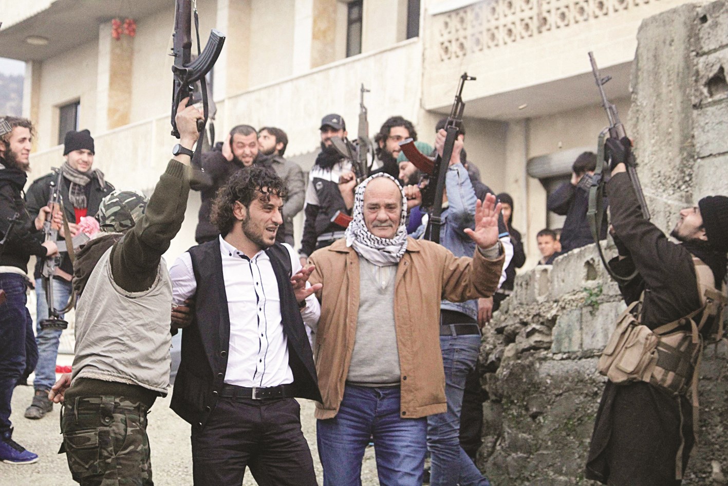 u0639u0646u0627u0635u0631 u0645u0646 u0627u0644u062cu064au0634 u0627u0644u062du0631 u064au0637u0644u0642u0648u0646 u0627u0644u0646u0627u0631 u0641u064a u0627u0644u0647u0648u0627u0621 u0627u062du062au0641u0627u0644u0627u064b u0628u0632u0648u0627u062c u0648u0627u0644u062f u0632u0645u064au0644 u0644u0647u0645 u0641u064a u062cu0628u0644 u0627u0644u0623u0643u0631u0627u062f u0628u0645u062du0627u0641u0638u0629 u0627u0644u0644u0627u0630u0642u064au0629  (u0631u0648u064au062au0631u0632)