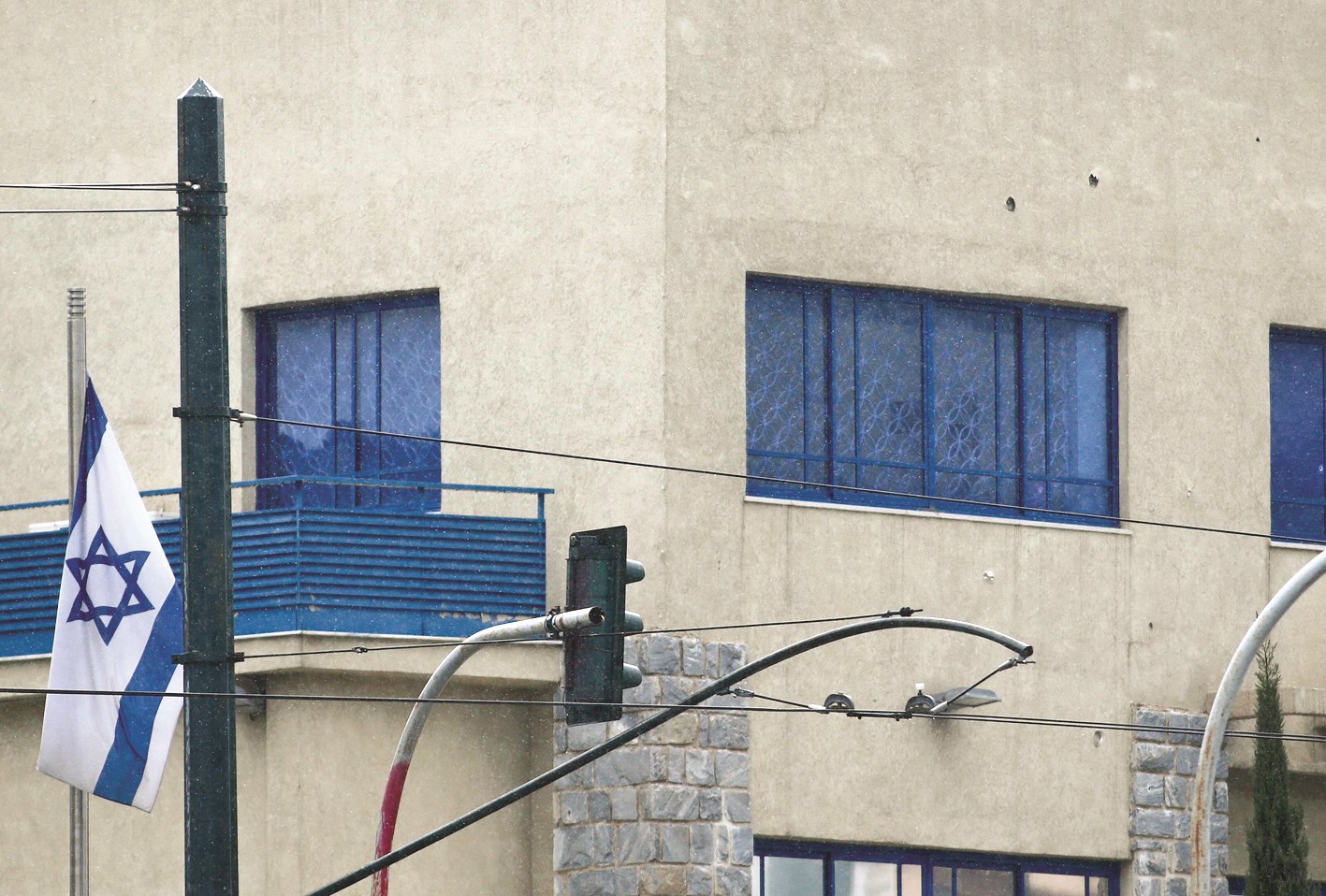 u062bu0642u0648u0628 u0623u062du062fu062bu0647u0627 u0627u0644u0631u0635u0627u0635 u0641u064a u062cu062fu0627u0631 u0627u0644u0633u0641u0627u0631u0629 u0627u0644u0625u0633u0631u0627u0626u064au0644u064au0629 u0641u064a u0623u062bu064au0646u0627  (u0631u0648u064au062au0631u0632)