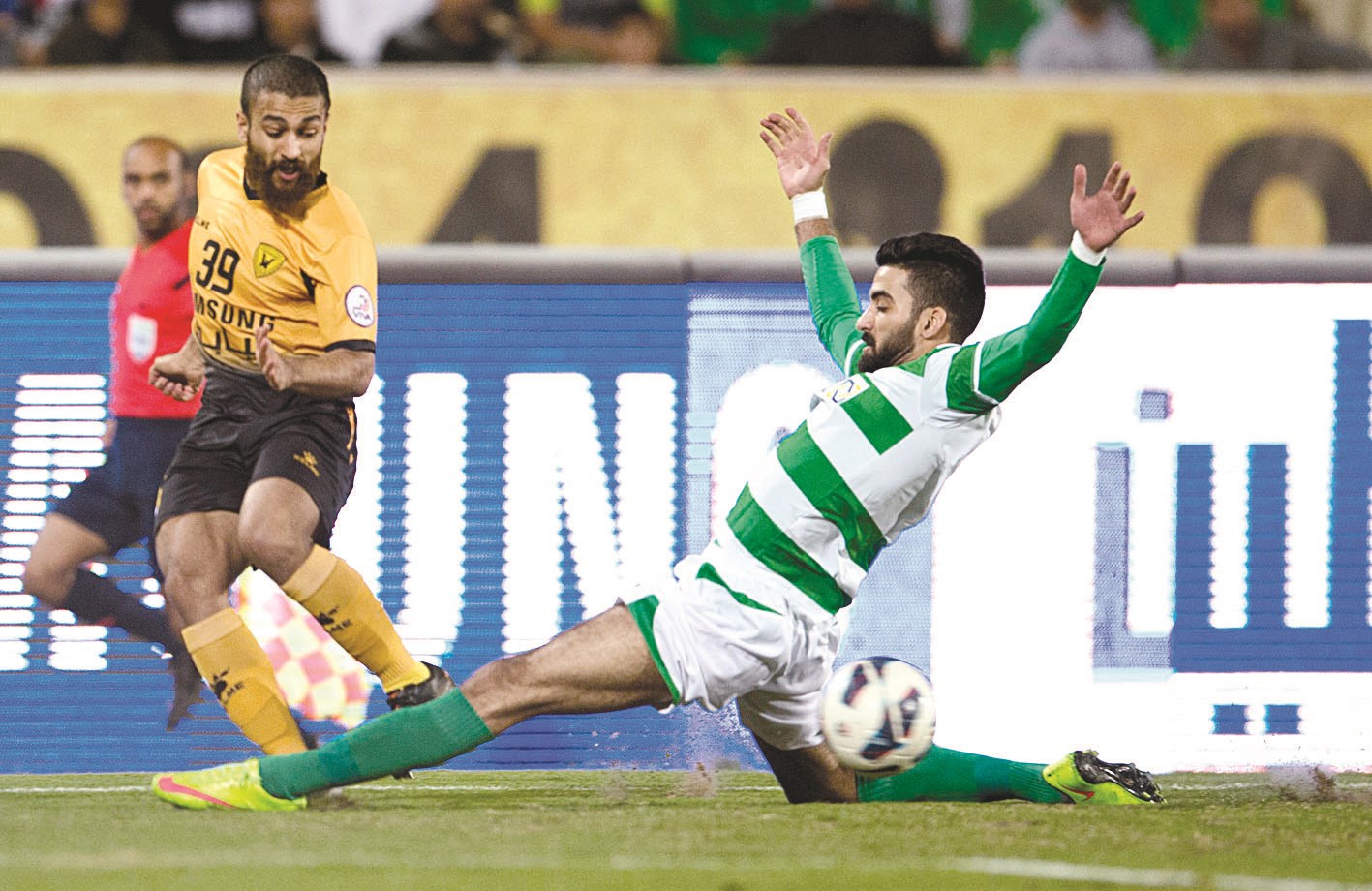 المشعان يحاول تخطي احمد ابراهيم (الأزرق دوت كوم)