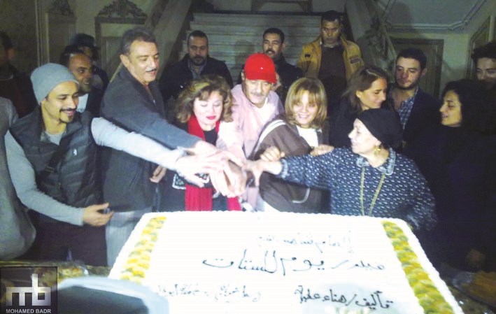 شاهين تتوسط فريق عمل «يوم للستات»