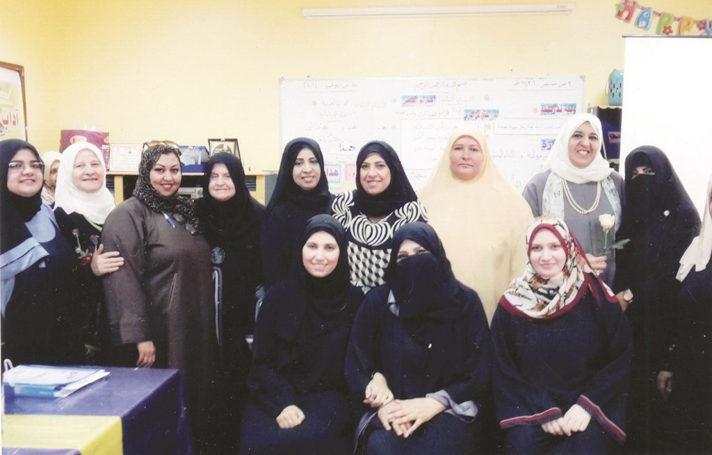 المعلمات في لقطة تذكارية