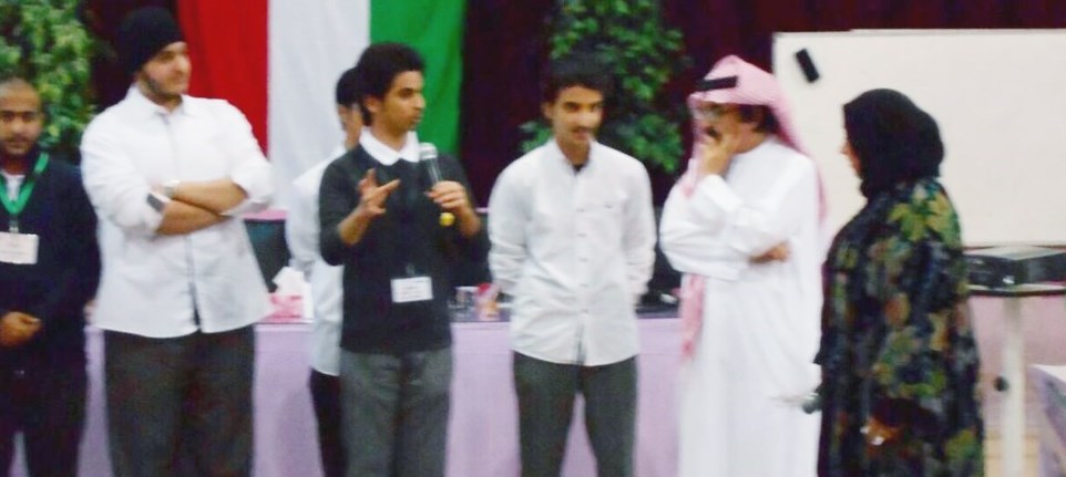 العوضي والسعيدي يستمعان للطلبة