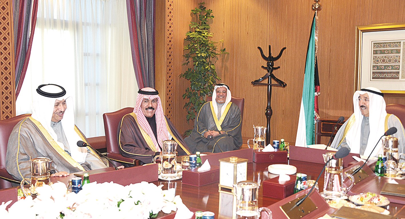 سموه متحدثاً بحضور ولي العهد وجابر المبارك وعلي الجراح