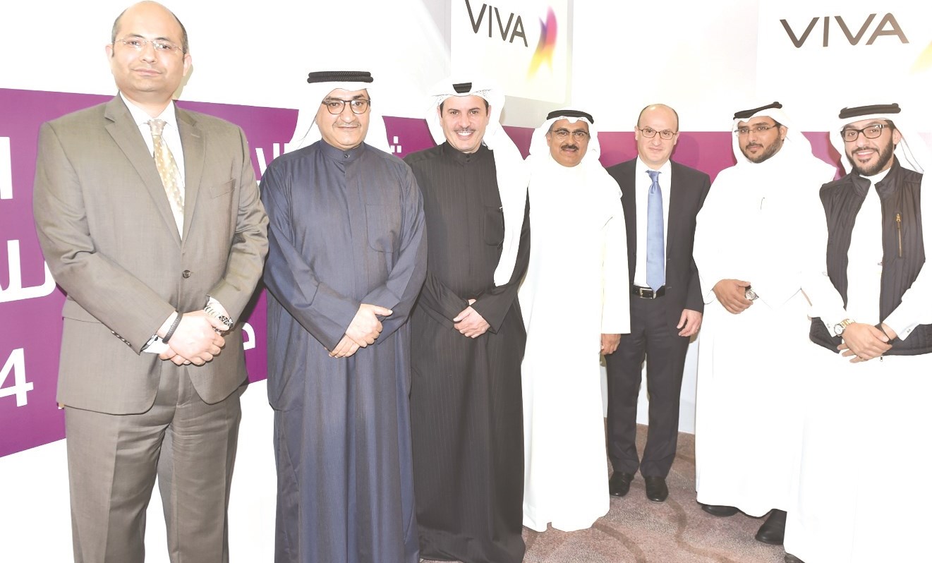 الرومي والبدران يتوسطان مسؤولي الشركة