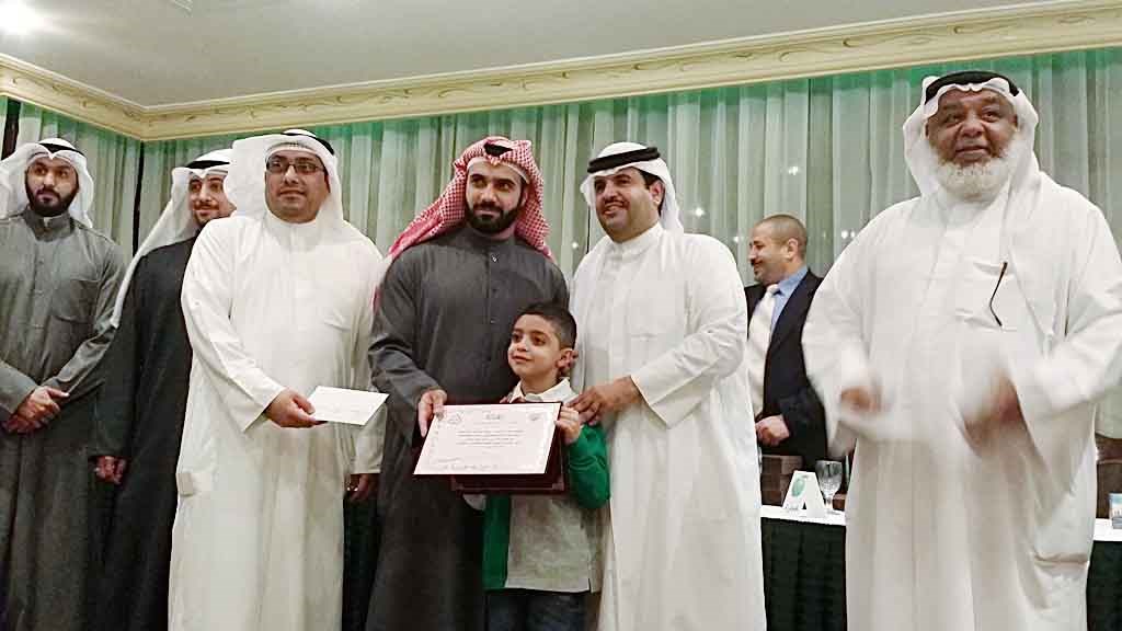 تكريم أحد الطلبة الفائقين