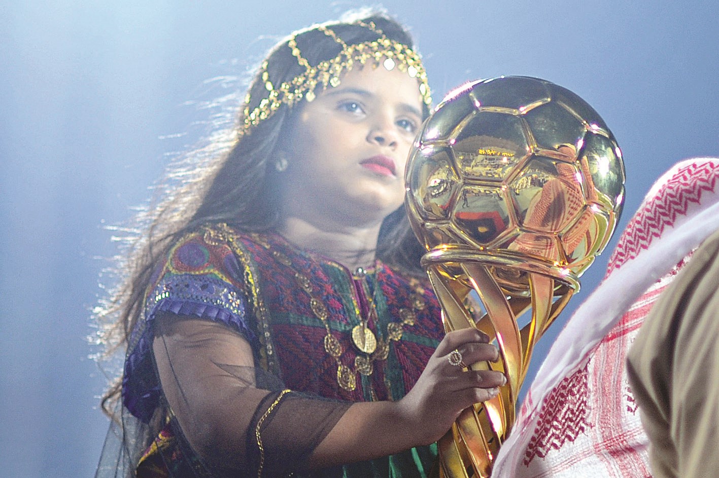 الفتاة التي حملت الكأس داخل الملعب