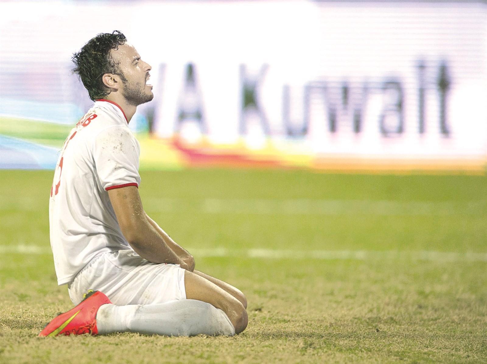 خالد عجب متحسراً على الخسارة (تصوير جاسم بارون)