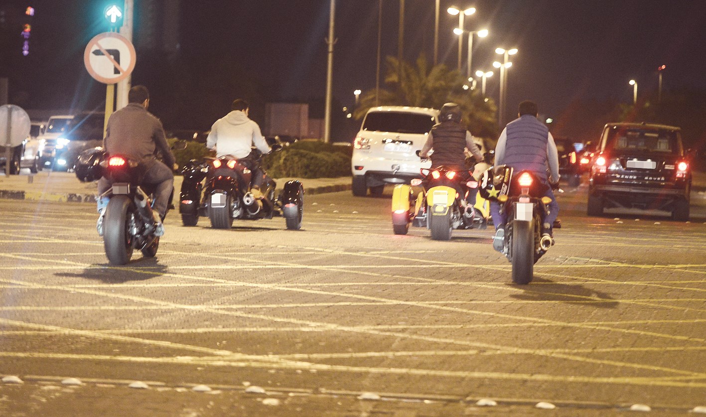 قافلة سياكل على امتداد الشارع