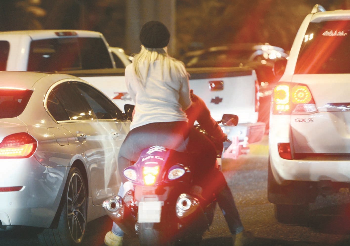 فتاة وصديقها على سيكل