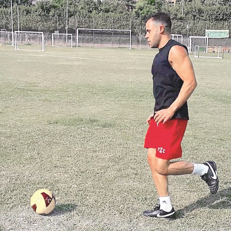 u0645u062du0645u062f u0639u0627u062fu0644 u0625u0645u0627u0645 u064au062au062fu0631u0628 u0639u0644u0649 u0643u0631u0629 u0627u0644u0642u062fu0645