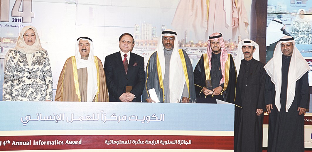 ... ومع عدد من المكرمين