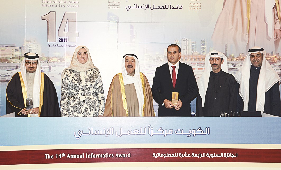 الأمير يتوسط مجموعة من الفائزين