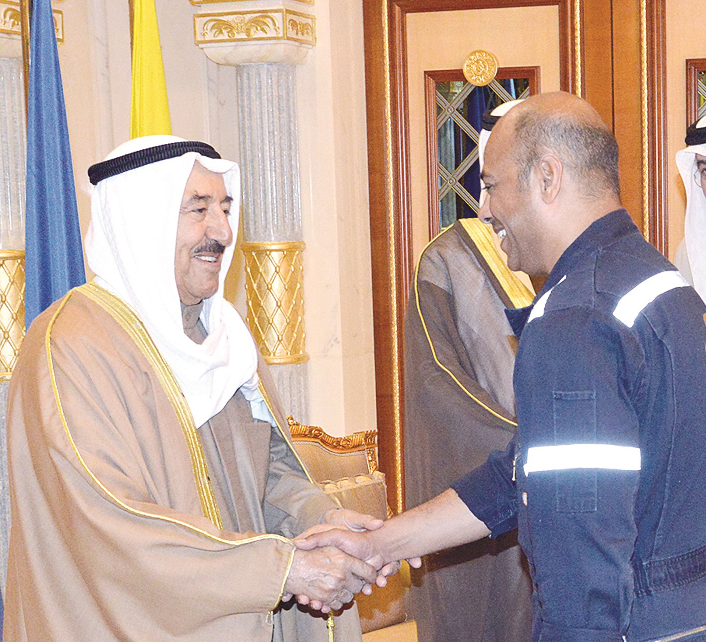 ... ومصافحاً أحد أعضاء الرحلة