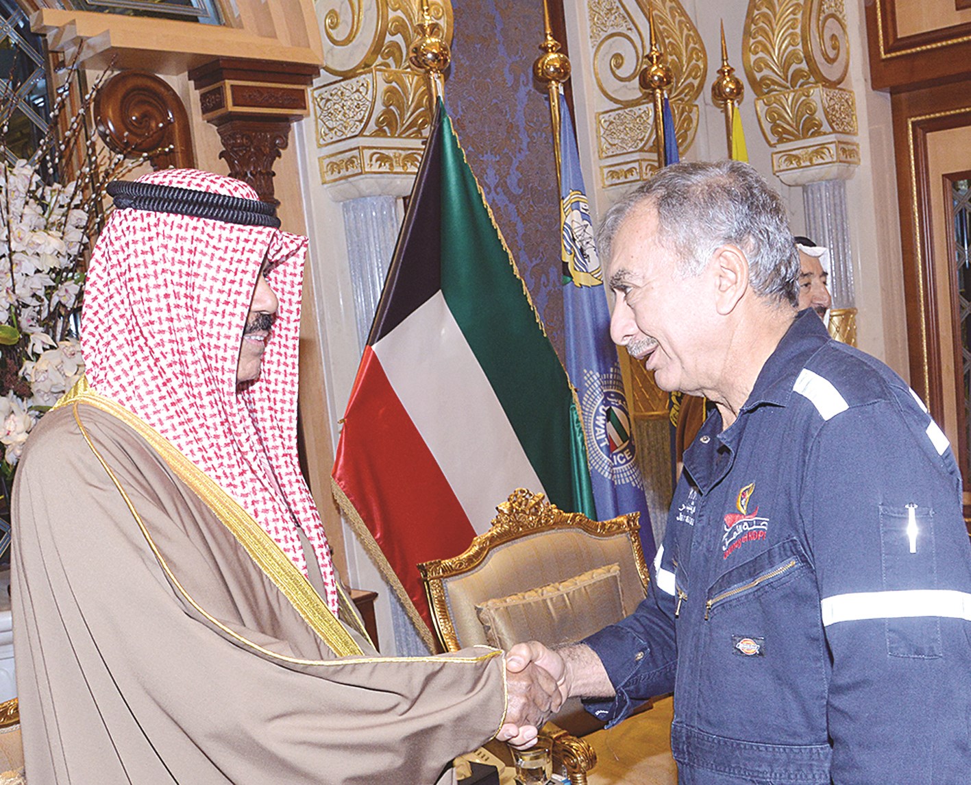 ولي العهد يصافح أحد قادة السفينة