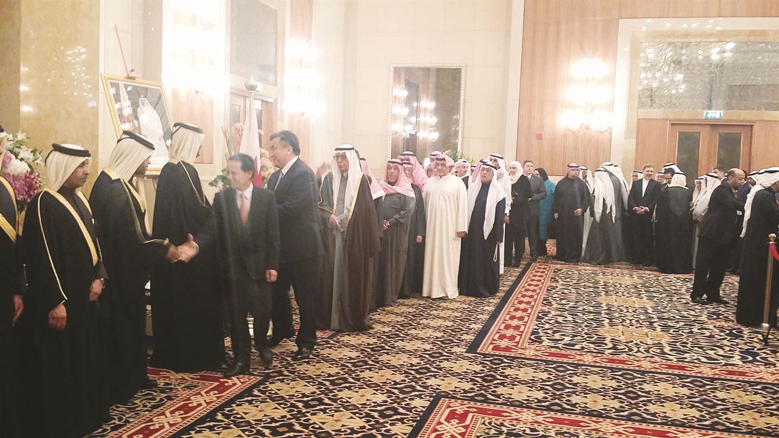 جموع من المهنئين