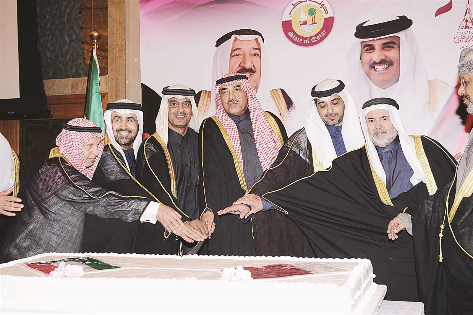 مشاركة جماعية في قطع قالب الحلوى (تصوير جلال معوض)