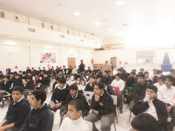 الطلبة يستمعون باهتمام