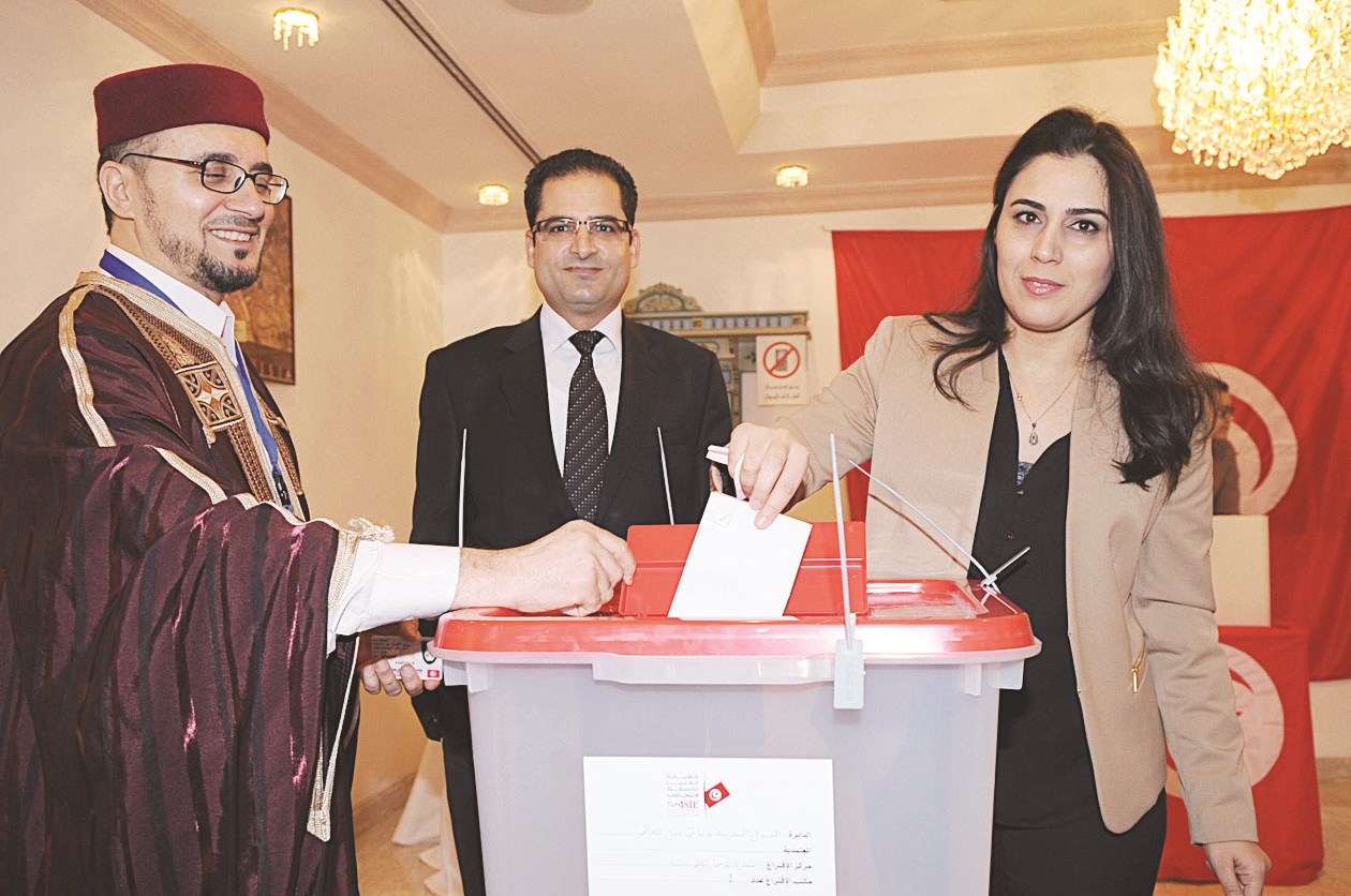 عقيلة السفير تدلي بصوتها