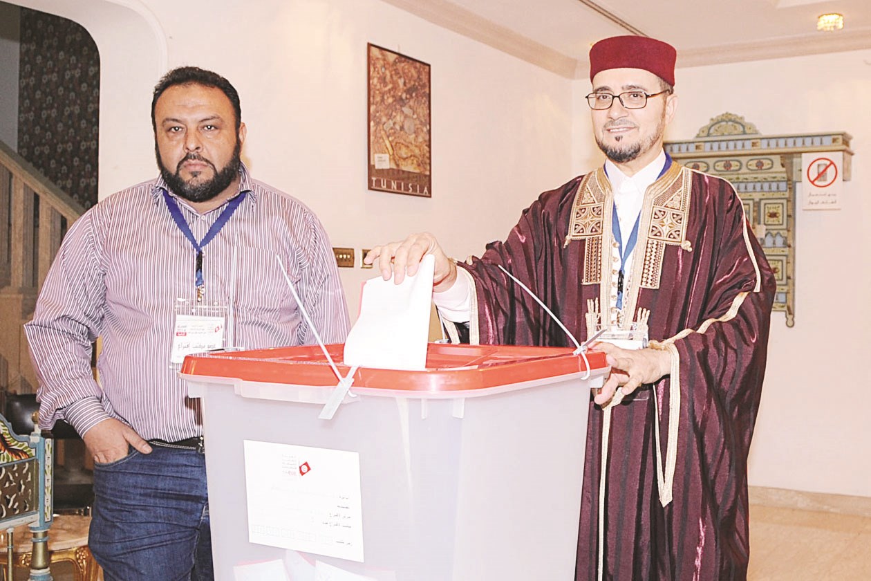 عضو في لجنة الاقتراع يدلي بصوته