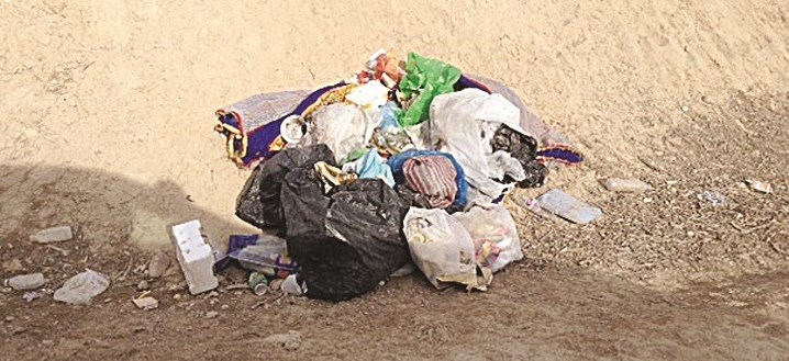 أكياس ملأى بالمخلفات