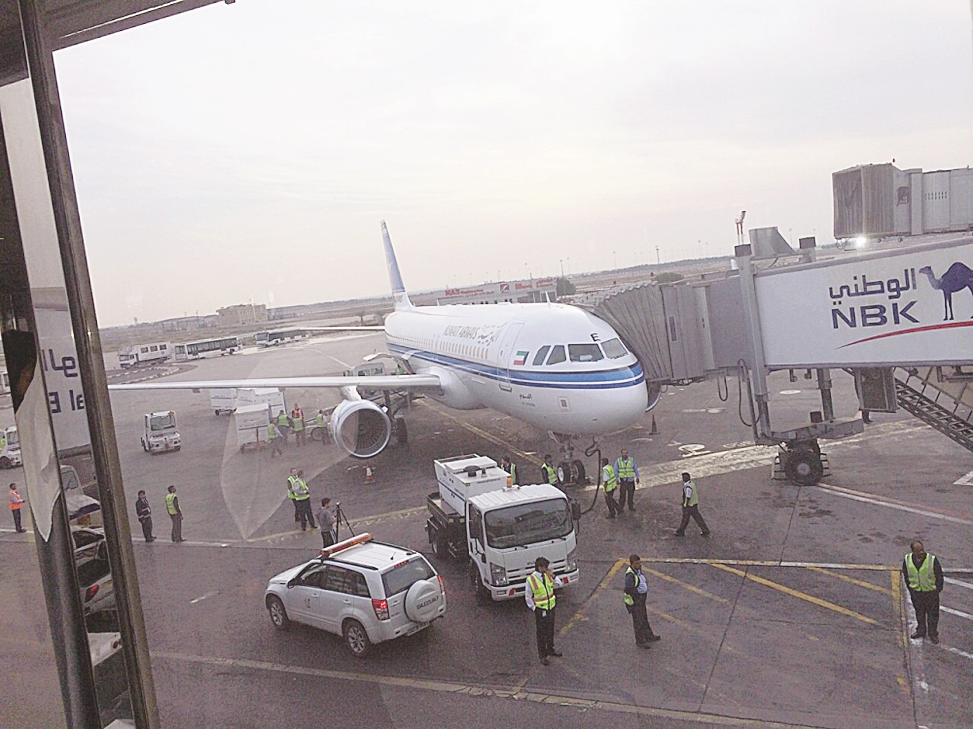 ... ولحظة وصولها إلى مطار الكويت