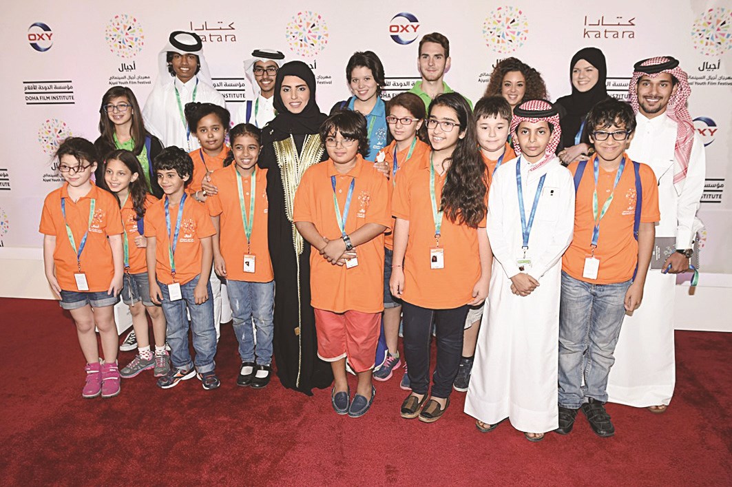 فاطمة الرميحي بين أطفال وشباب المهرجان