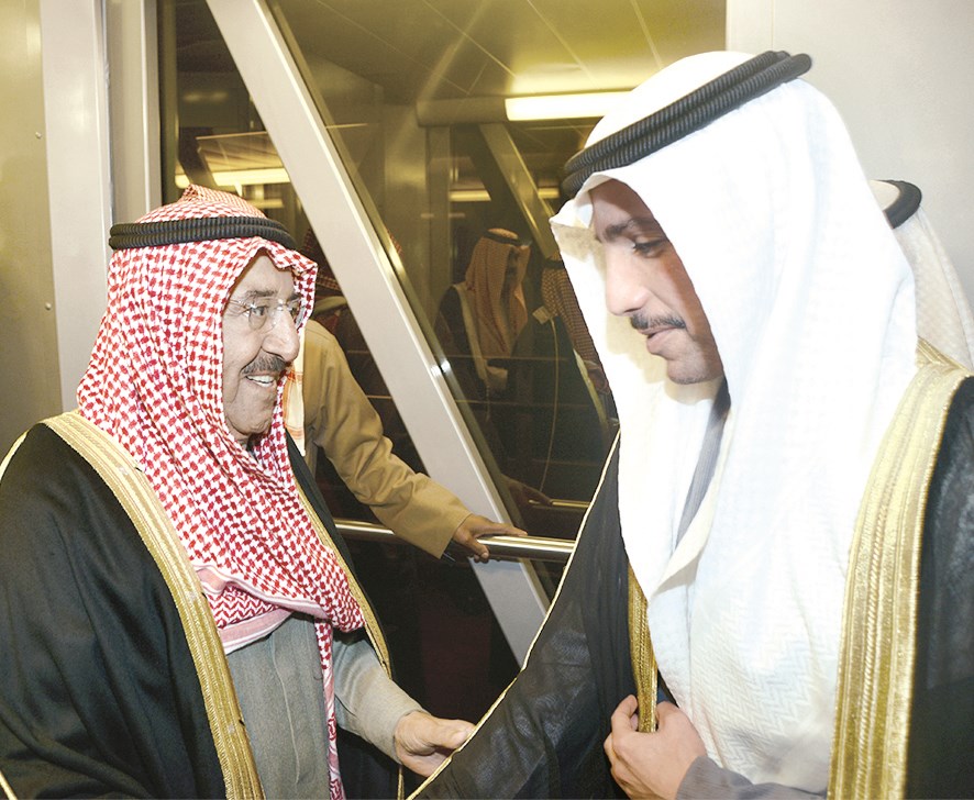 سموه مصافحاً رئيس مجلس الأمة