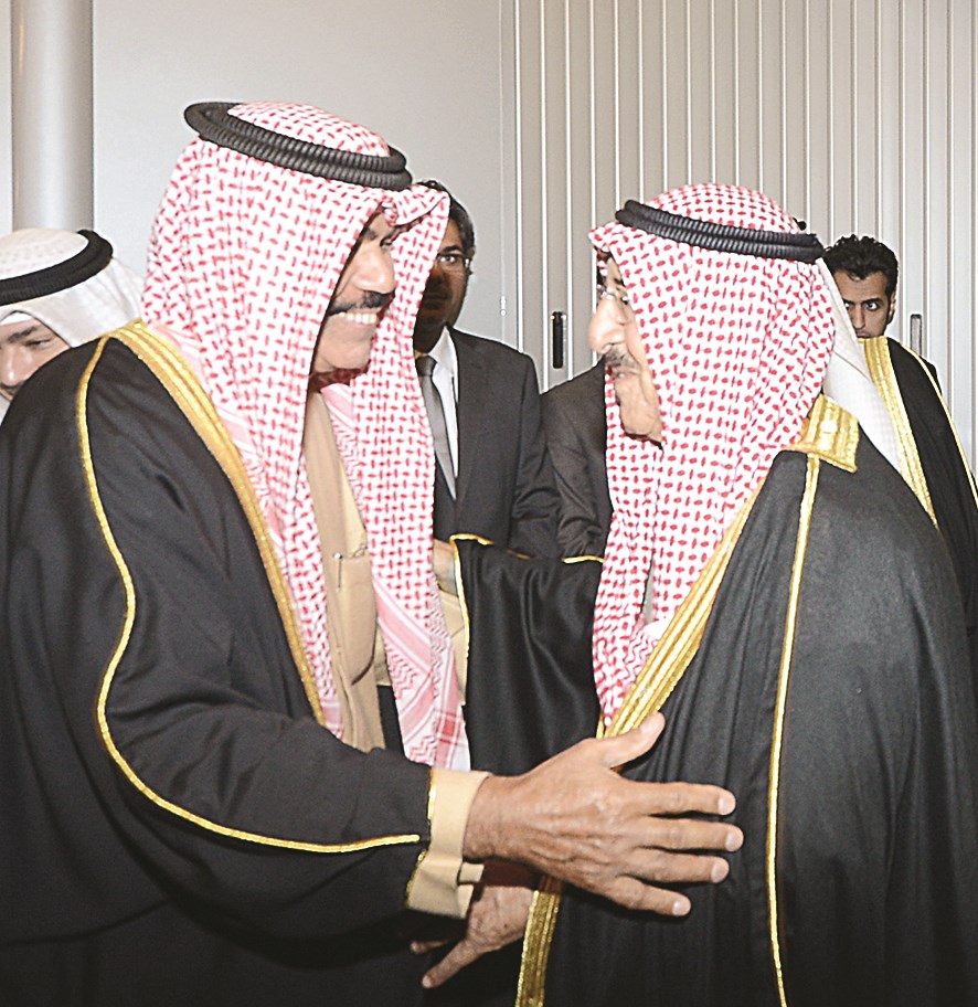 سمو الأمير لدى وصوله إلى البلاد وفي استقباله ولي العهد