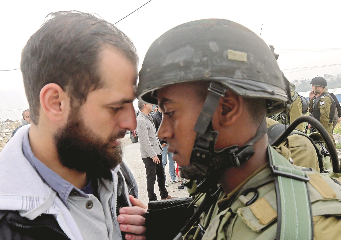 u0641u0644u0633u0637u064au0646u064a u0648u062cu0646u062fu064a u0625u0633u0631u0627u0626u064au0644u064a u0623u062bu0646u0627u0621 u0627u062du062au062cu0627u062c u0639u0644u0649 u0645u0635u0627u062fu0631u0629 u0623u0631u0627u0636u064d u0628u0642u0631u064au0629 u0641u064a u0627u0644u0636u0641u0629 u0627u0644u063au0631u0628u064au0629 ( u0627 u0628)