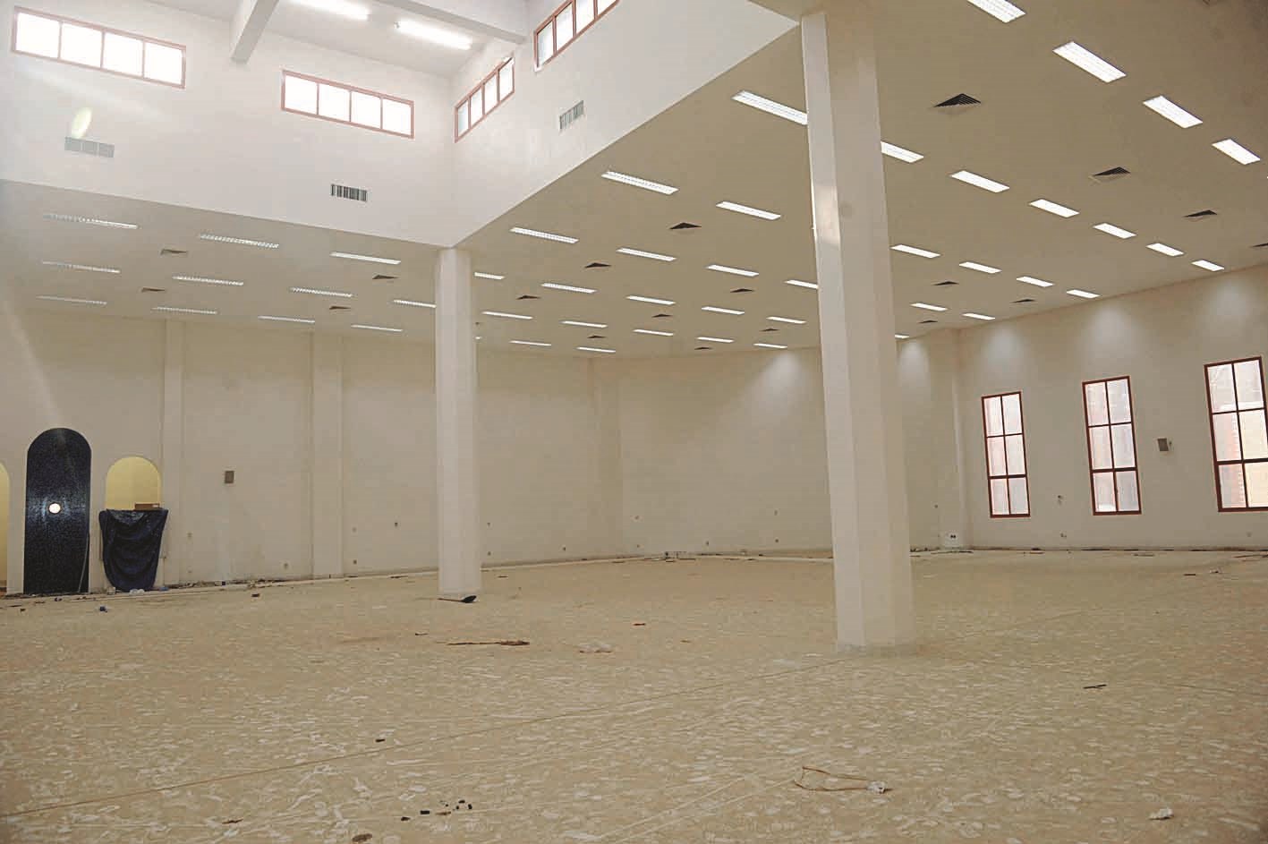 المسجد ينقصه «السجاد»