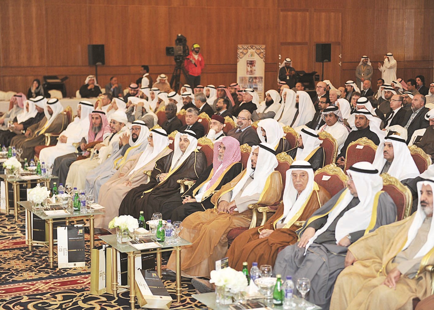 u0643u0628u0627u0631 u0627u0644u062du0636u0648u0631 u0641u064a u0627u0641u062au062au0627u062d u0627u0644u0645u0644u062au0642u0649 (u062au0635u0648u064au0631 u0633u0639u062f u0647u0646u062fu0627u0648u064a)